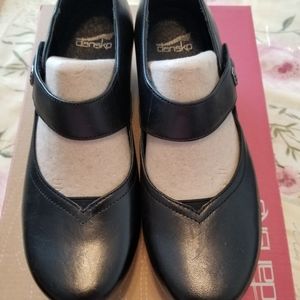 Brand New Dansko Black Size 39 ( fits like 8 / 8 1/2)